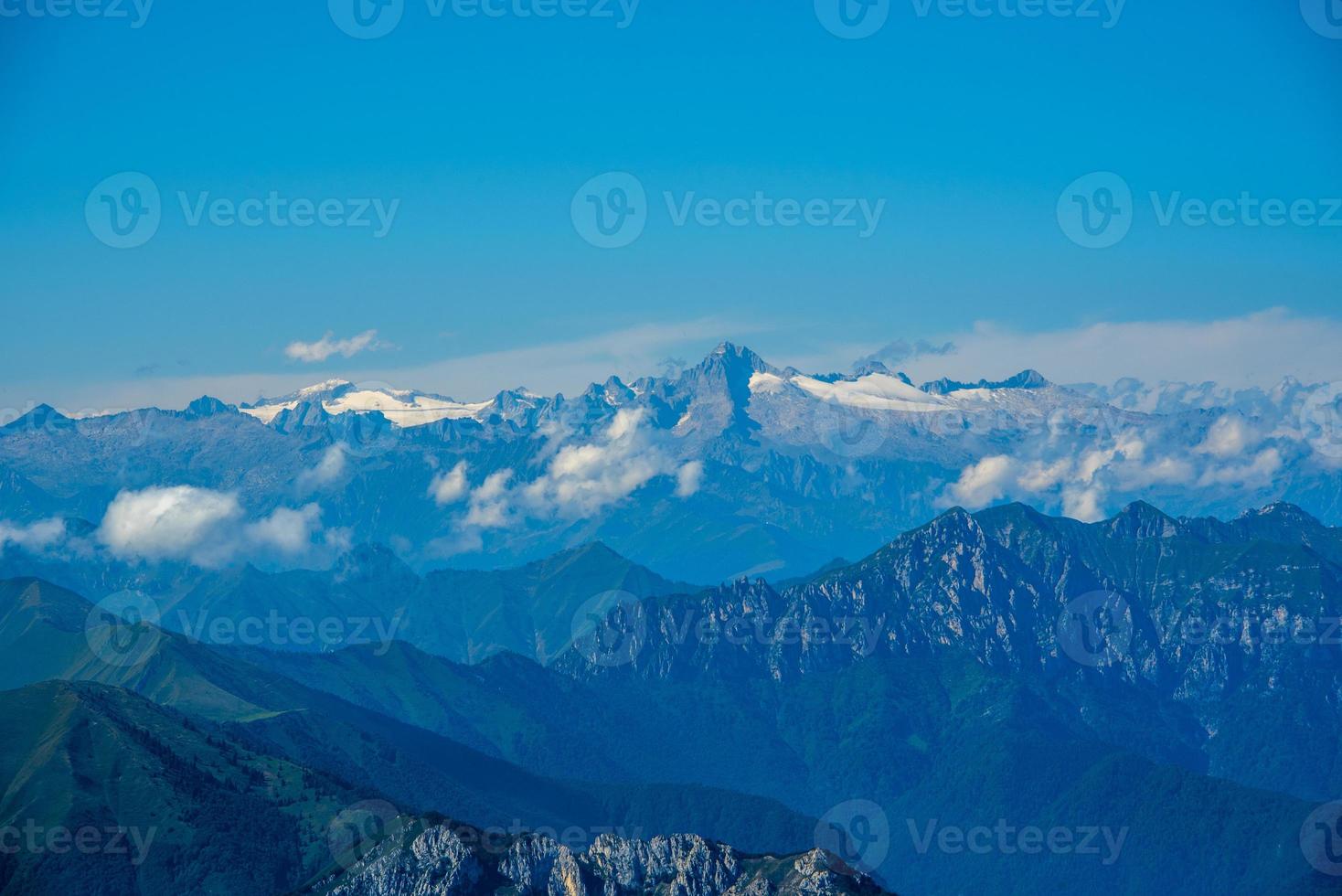 le vette delle alpi intorno al lago di garda foto