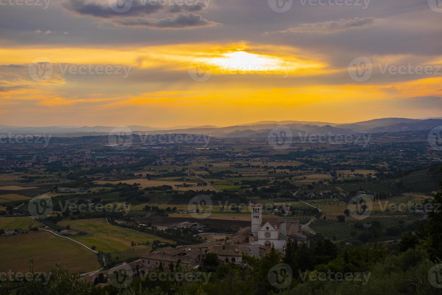 basilica di san francesco in assisi con uno splendido tramonto foto