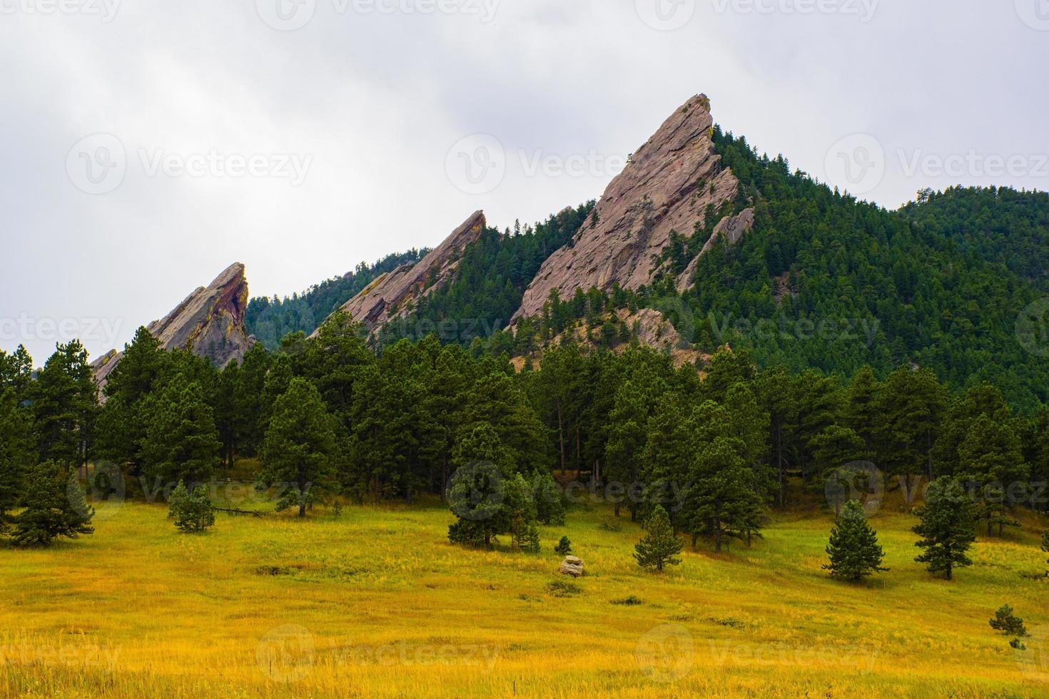 flatirons scure montagne di granito nel parco chautauqua in boulder colorado foto