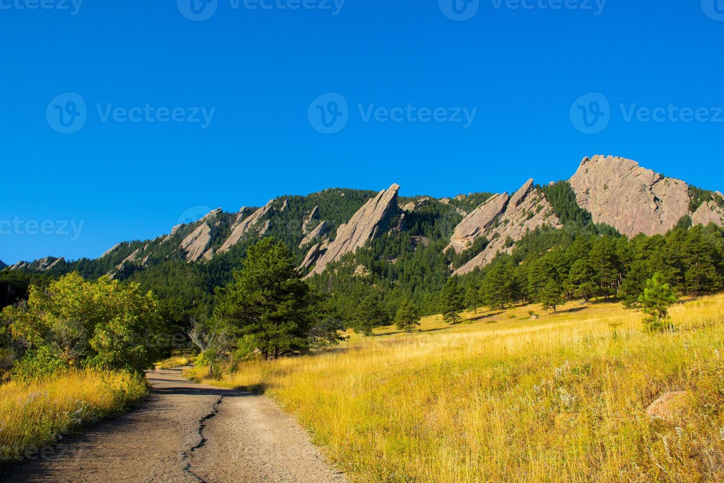 flatirons scure montagne di granito nel parco chautauqua in boulder colorado foto