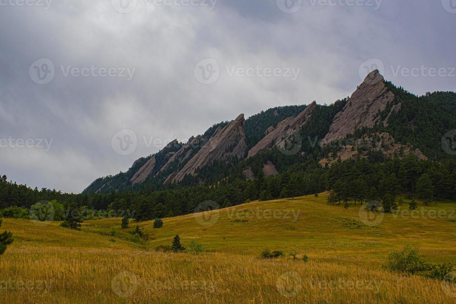 flatirons scure montagne di granito nel parco chautauqua in boulder colorado foto