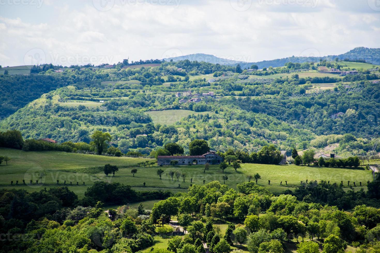 casa in pietra sulle colline di monteviale a vicenza, italia foto