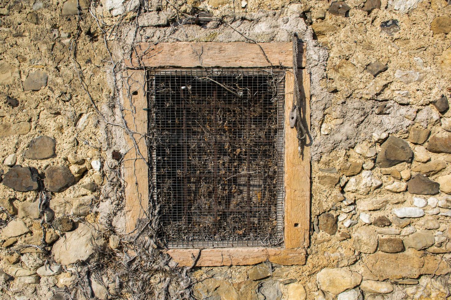 vecchia finestra arrugginita e corrosa dal tempo foto