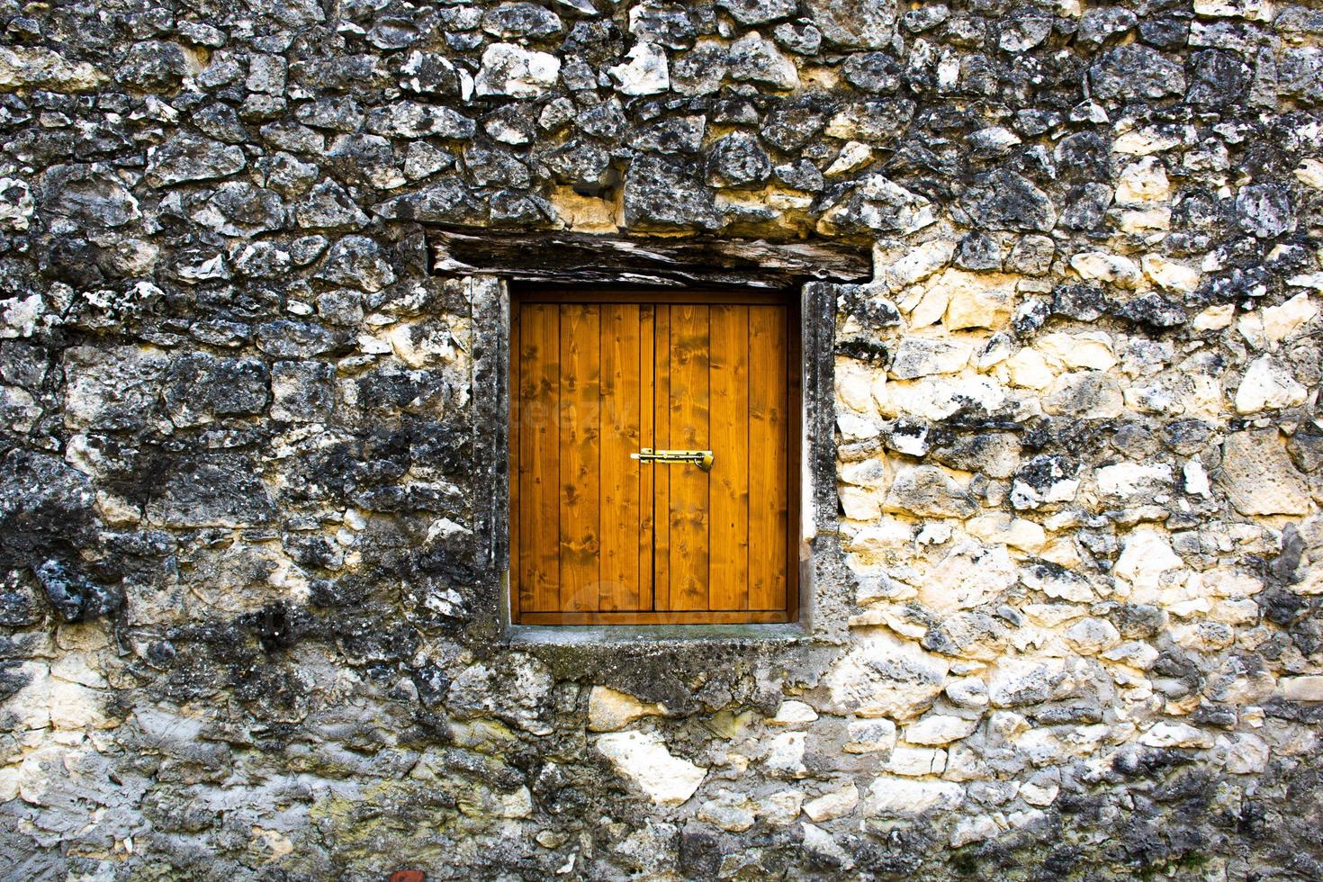 finestra in legno chiusa foto