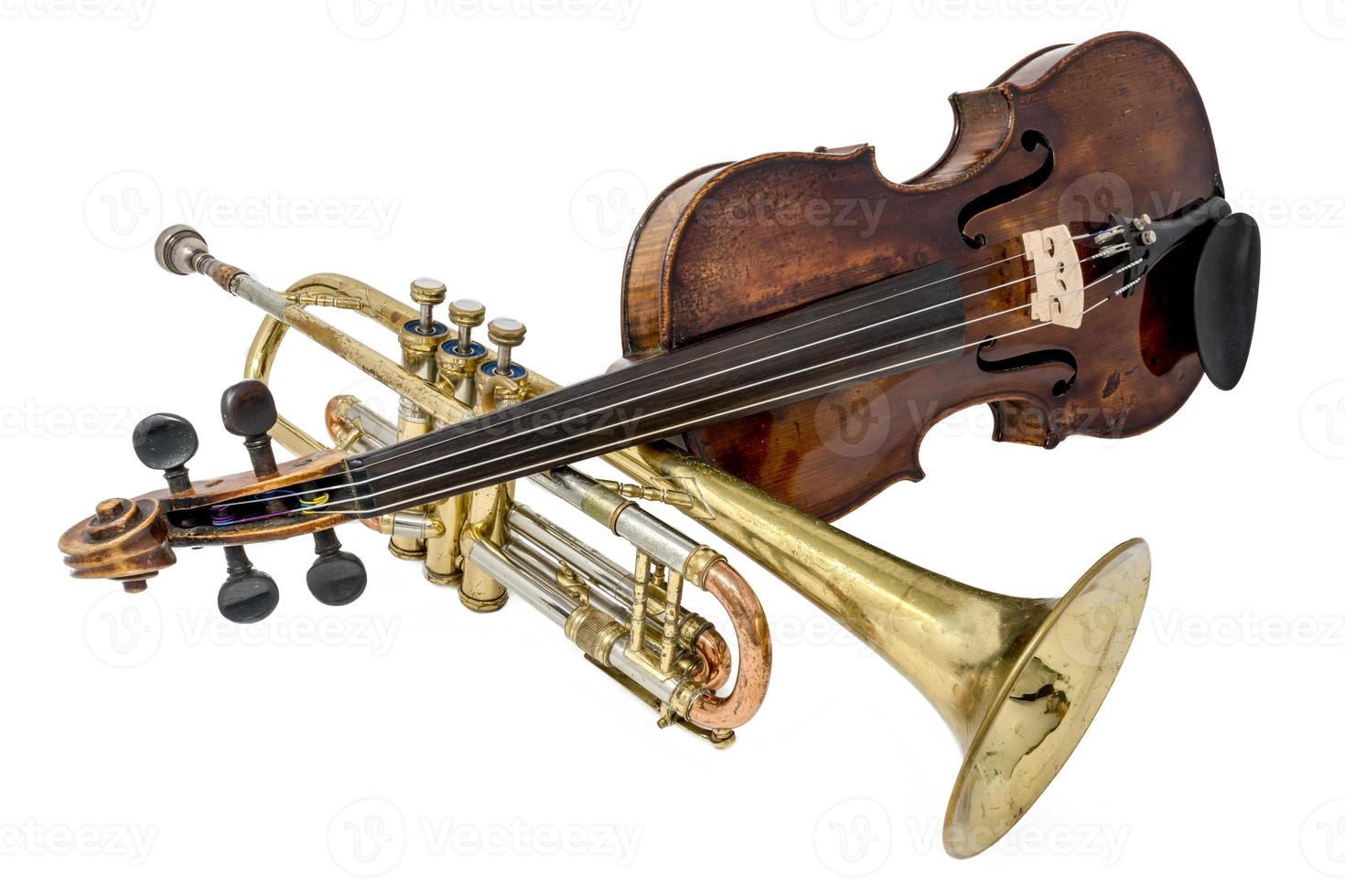 vecchia tromba con graffi e ammaccature e violino isolato su bianco foto