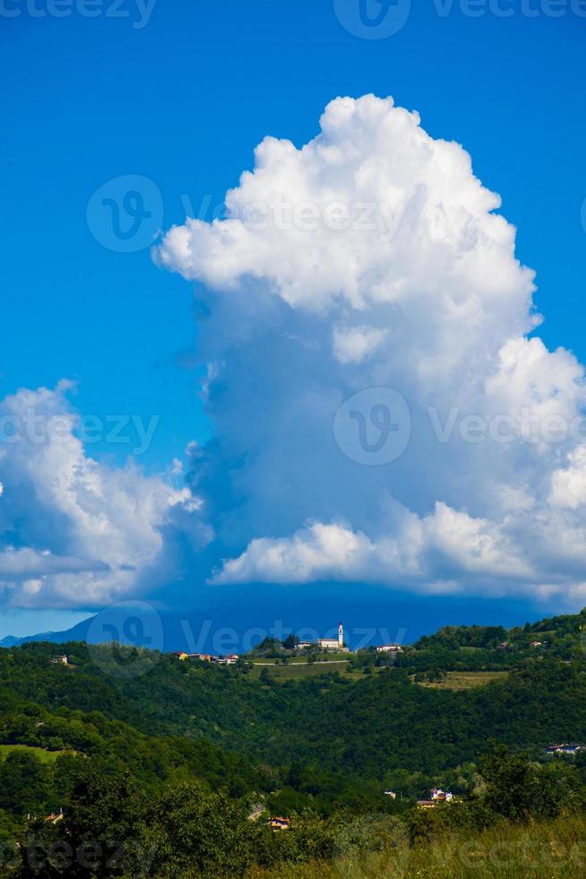 cielo azzurro e nuvole bianche sulle colline di monteviale a vicenza, italia foto