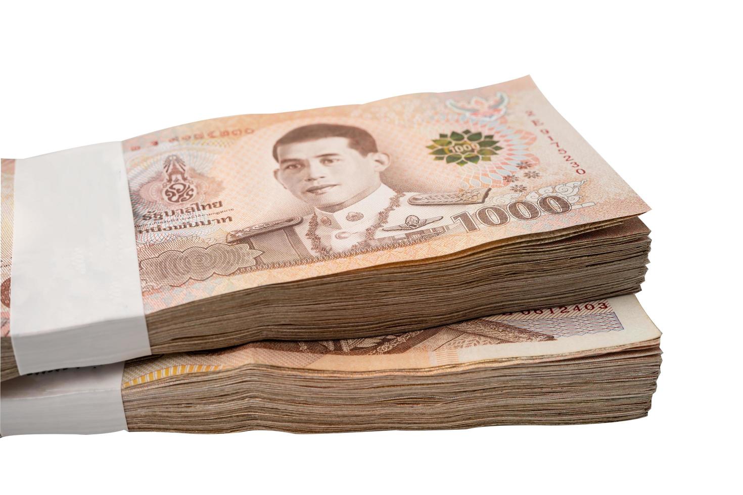 pila di baht thailandesi banconote su sfondo bianco con tracciato di ritaglio foto
