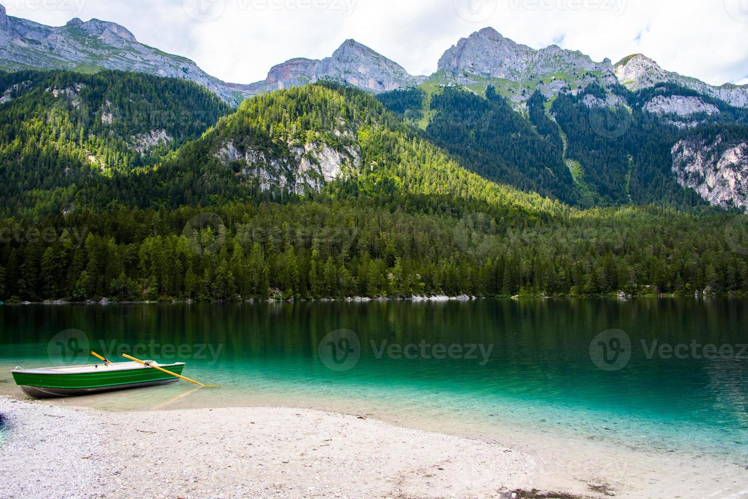 il lago alpino di tovel in val di non, trento, italia foto