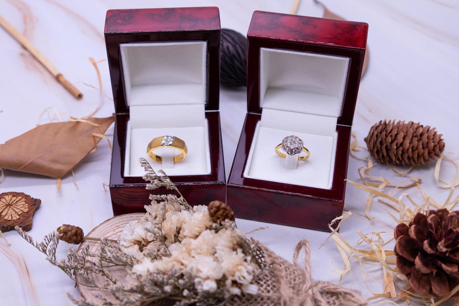 anello di diamanti gioielli in oro 9k foto