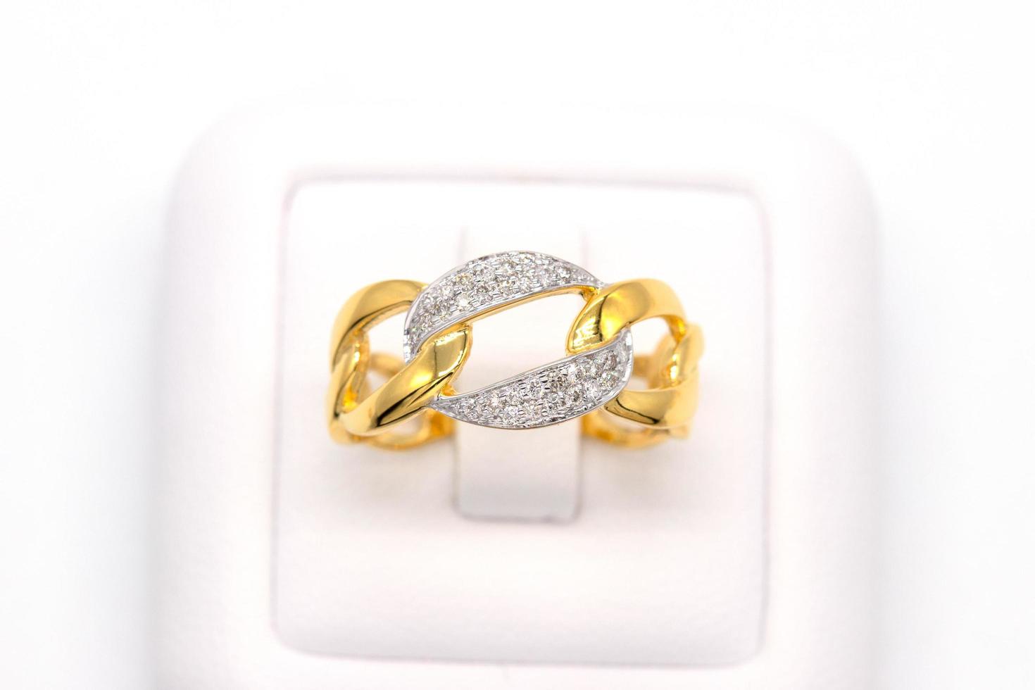 anello di diamanti in oro 9k foto