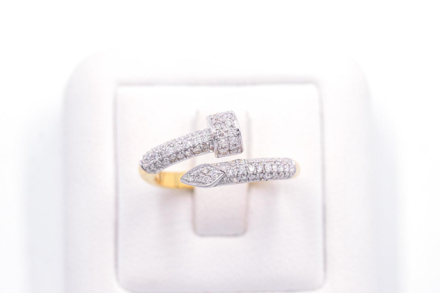 anello di diamanti in oro 9k fatto a mano foto