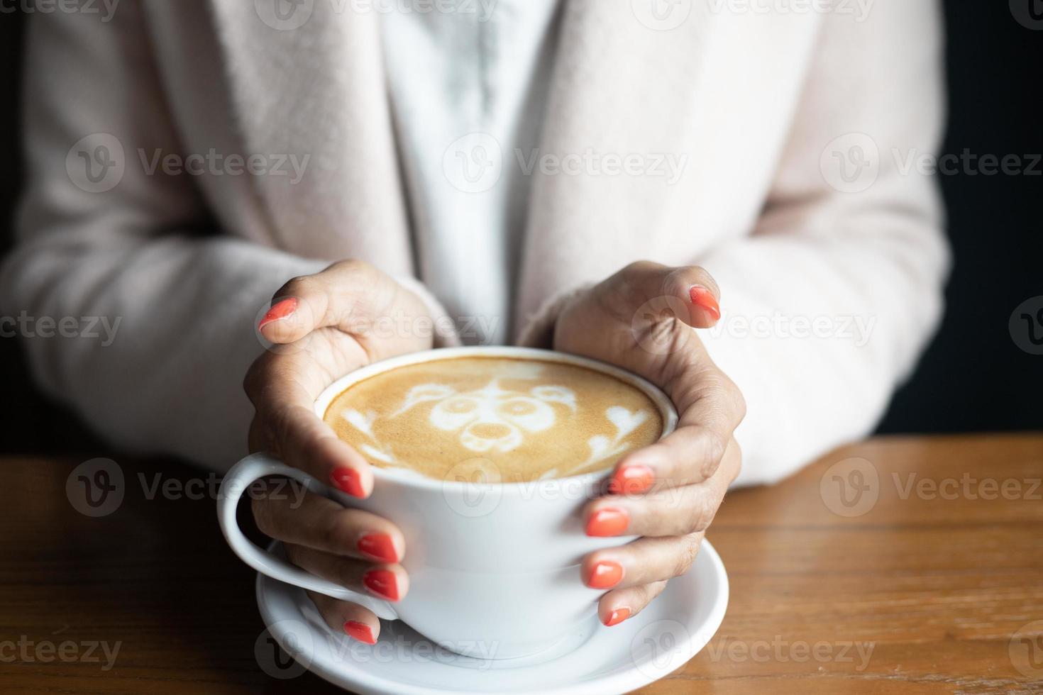 donna che beve il caffè foto