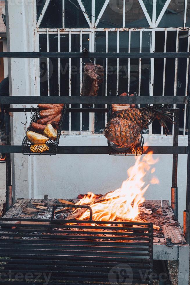 salsiccia affumicata patate e ananas foto