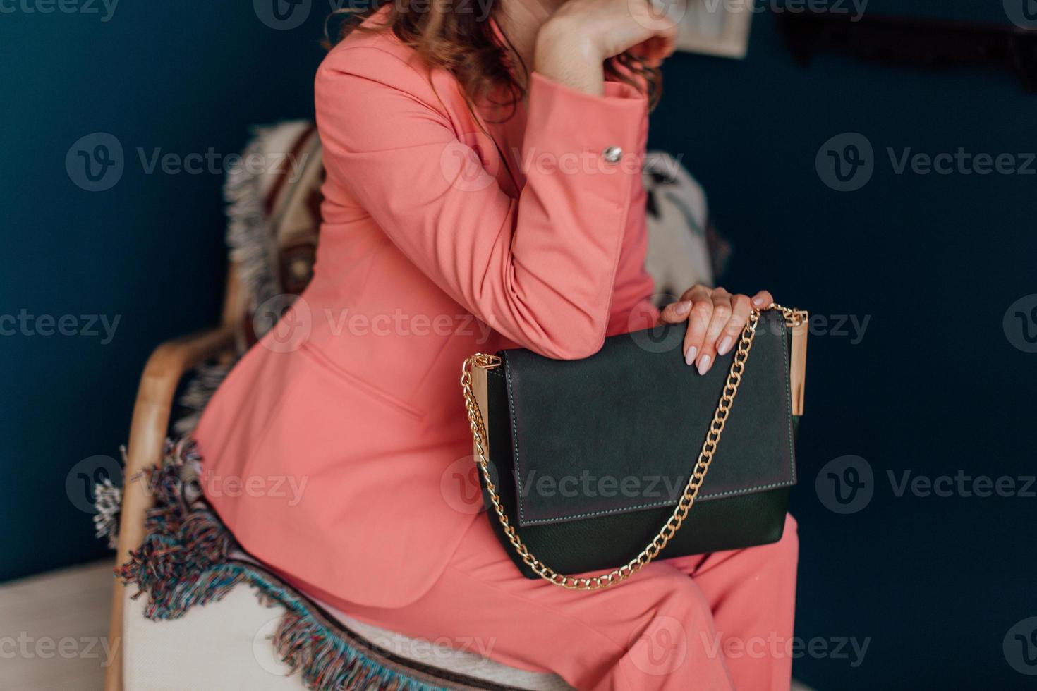 bellissime borse completano lo stile di una ragazza ben vestita foto