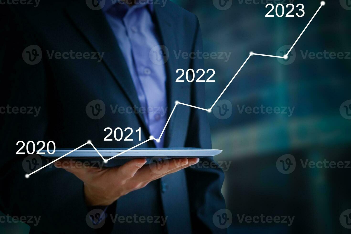 dell'uomo mano puntamento grafico di successo nel 2022 anno. in crescita attività commerciale concetto foto