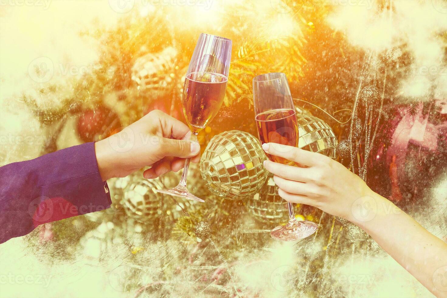 Due bicchieri di Champagne con luci nel il sfondo. Natale sfondo foto