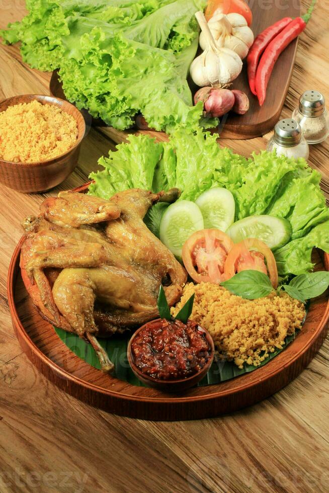 ayam kremes, indonesiano fritte pollo con croccante guarnizione. foto