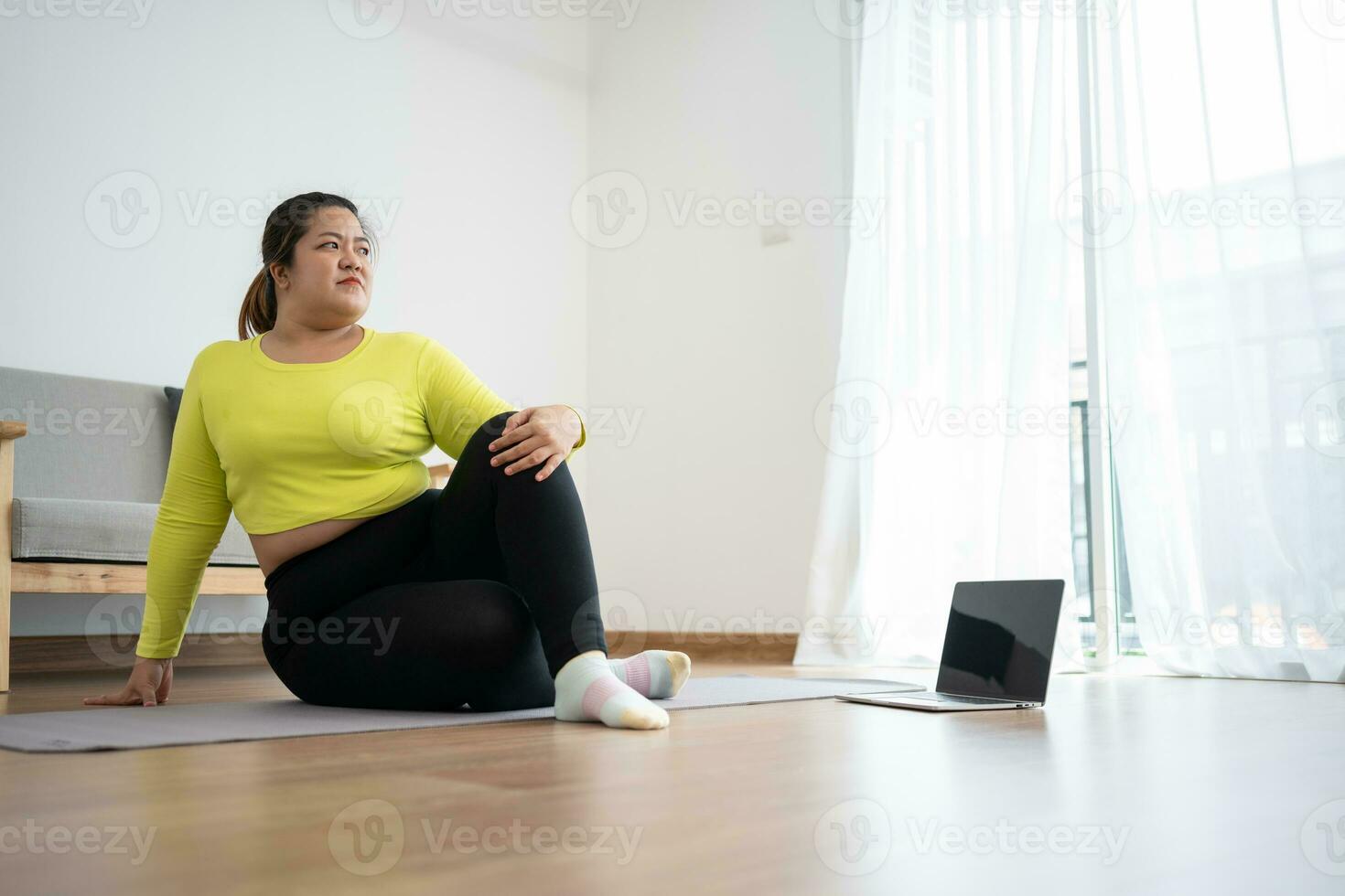 asiatico sovrappeso donna fare allungamento esercizio a casa su fitness stuoia. casa attività addestramento, in linea fitness classe. allungamento formazione allenarsi su yoga stuoia a casa per bene Salute e corpo forma. foto