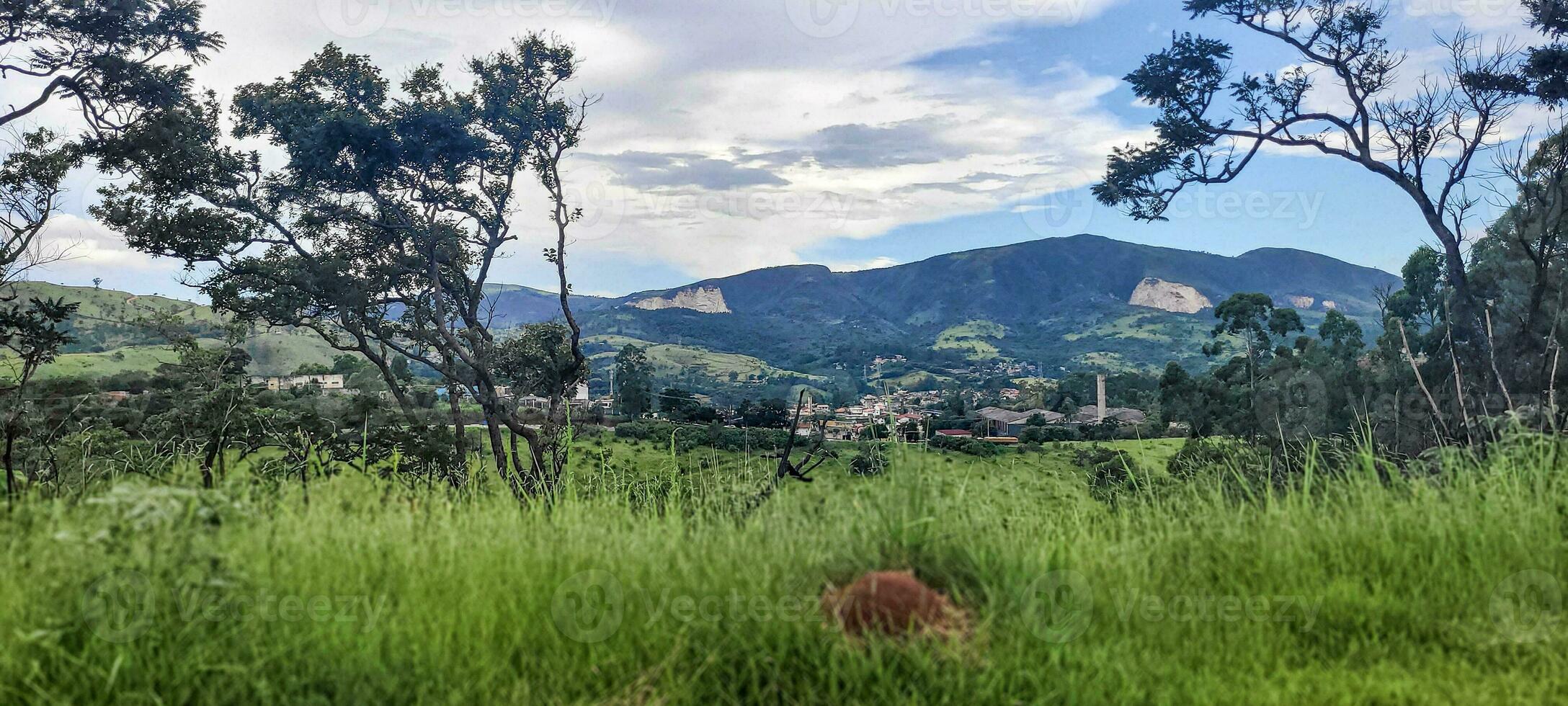 Immagine di montagne nel il interno di brasile foto