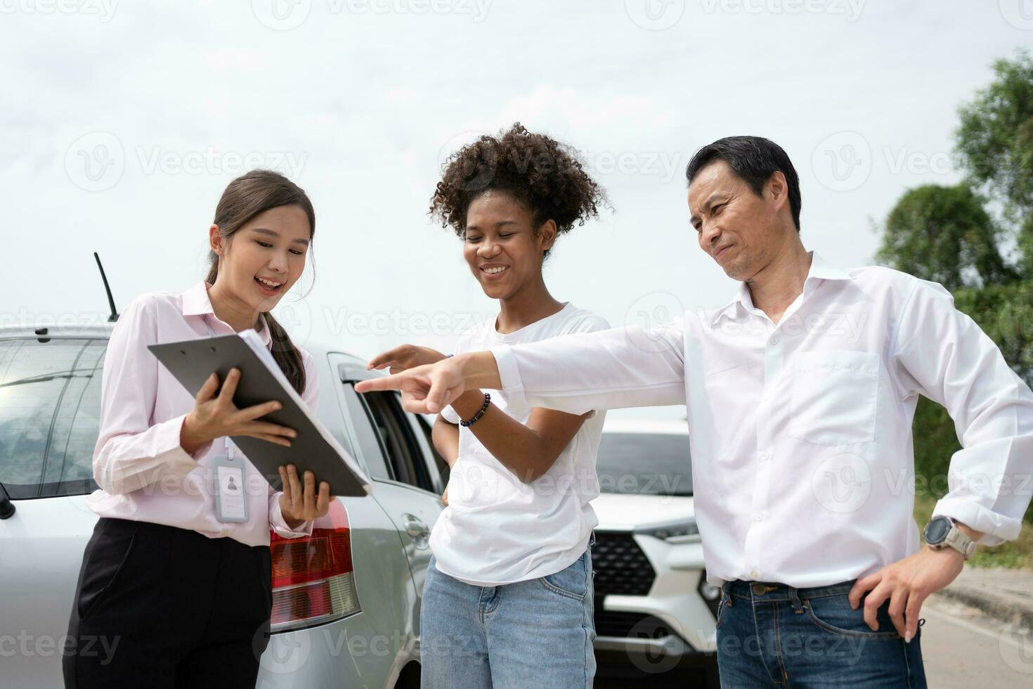 Due asiatico autista parlare per assicurazione agente per l'esame danneggiato auto e cliente controllo su rapporto Richiesta modulo dopo un incidente. concetto di assicurazione e auto traffico incidenti. foto