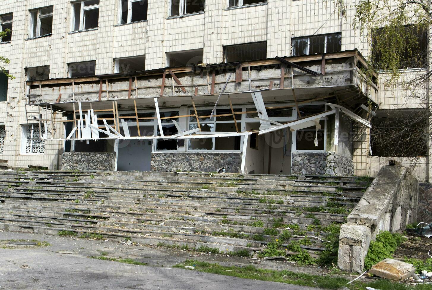 bruciato appartamenti nel un' multipiano Residenziale costruzione, il conseguenze di il guerra nel Ucraina. edifici danneggiato di conchiglie. vero raccapricciante metraggio di il guerra nel Ucraina. resti di proprietà. foto