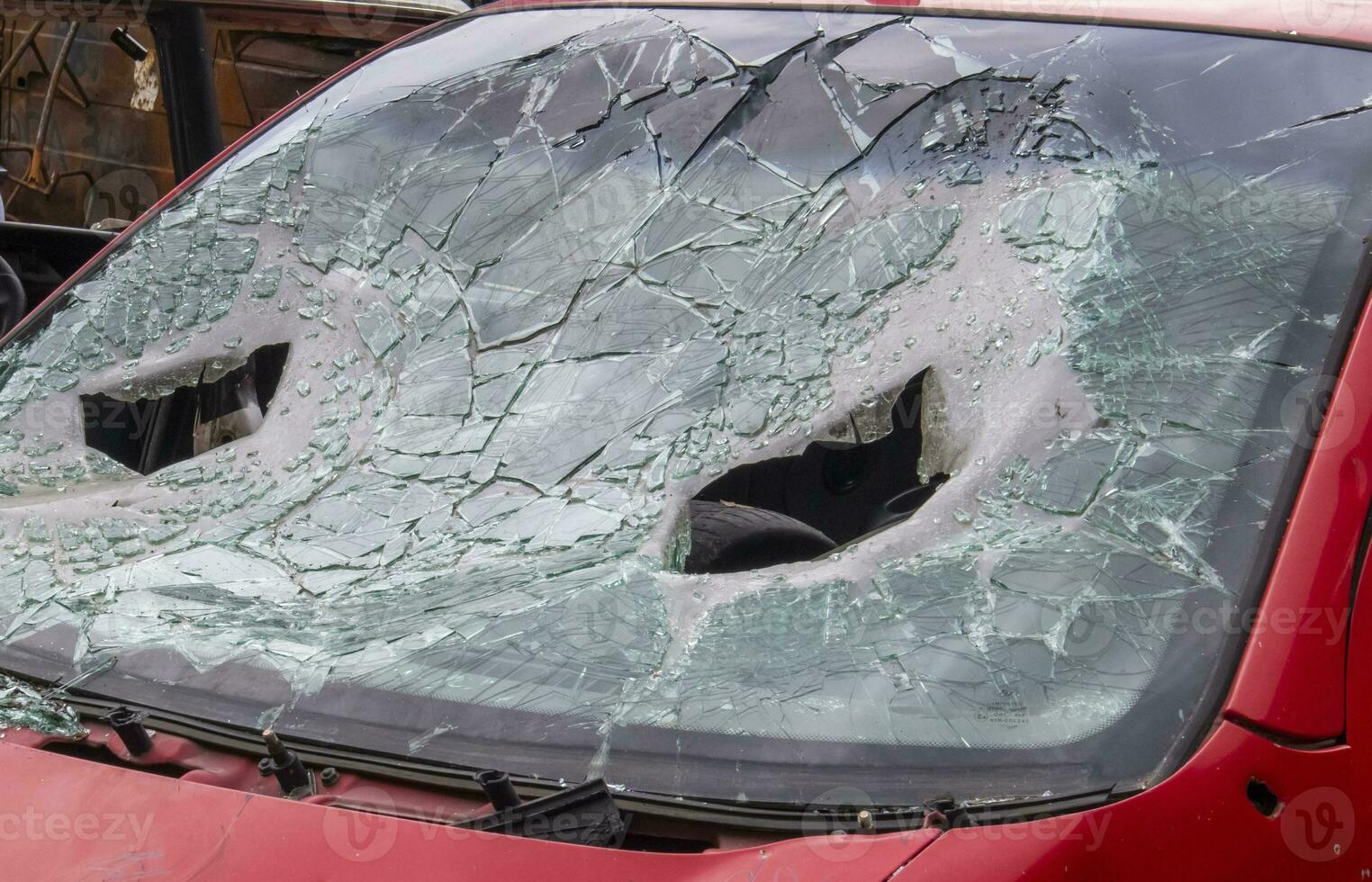 un' lotto di bruciato licenziato macchine nel il parcheggio quantità, il conseguenze di il invasione di Ucraina. guerra nel Ucraina. cimitero di distrutto macchine di civili chi provato per evacuare a partire dal il guerra zona. foto