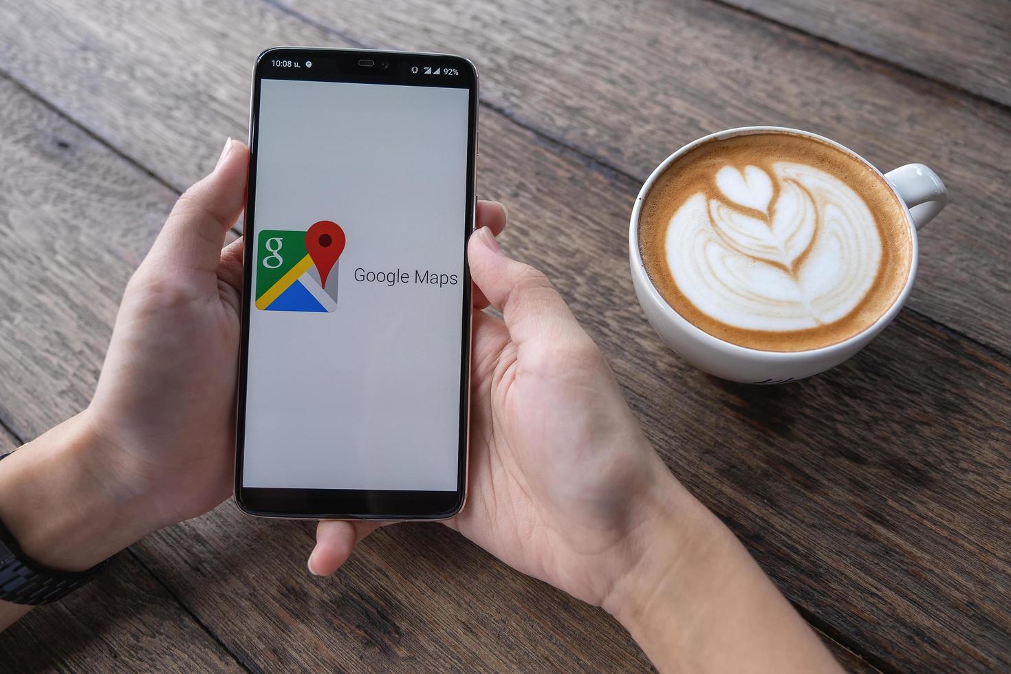 chiang mai, thailandia, 11 maggio 2019, mano dell'uomo che tiene oneplus 6 con l'applicazione google maps sullo schermo foto