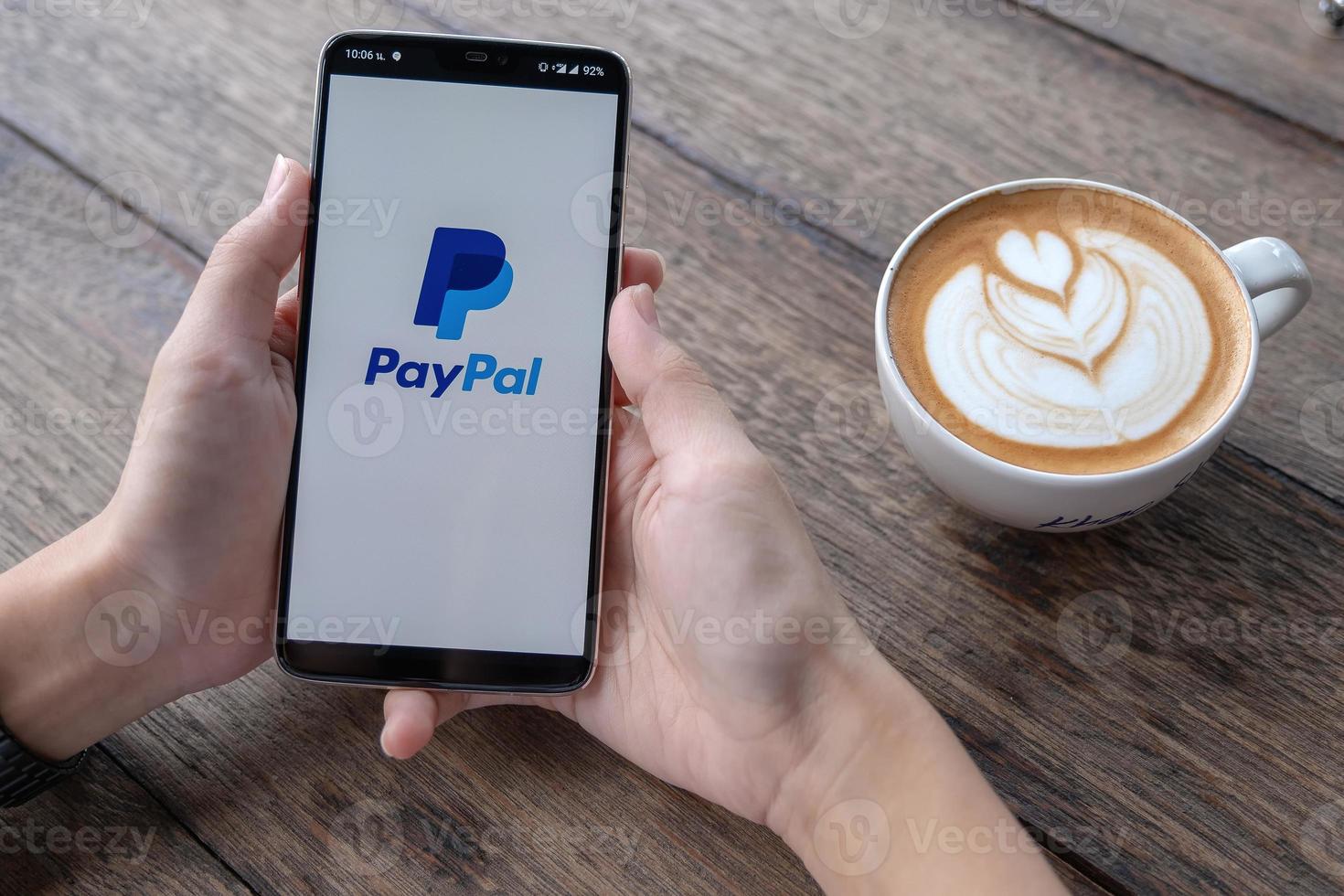 chiang mai, thailandia, 11 maggio 2019, man mano che tiene oneplus 6 con schermata di accesso dell'applicazione paypal foto