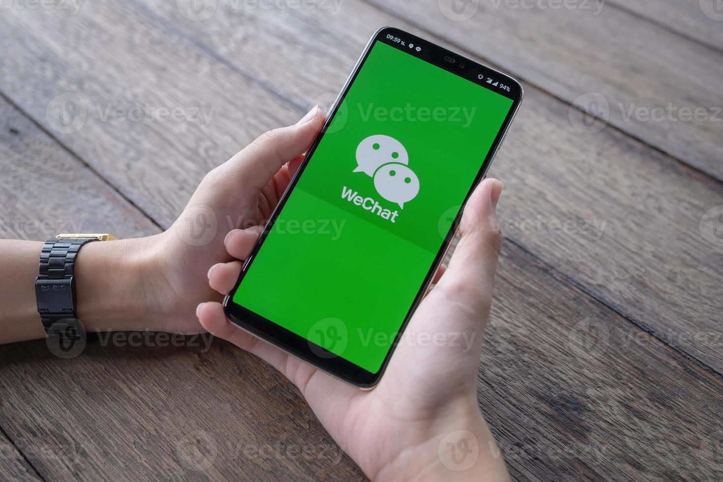 chiang mai, thailandia, 11 maggio 2019, man mano che tiene oneplus 6 con schermata di accesso dell'applicazione wechat foto