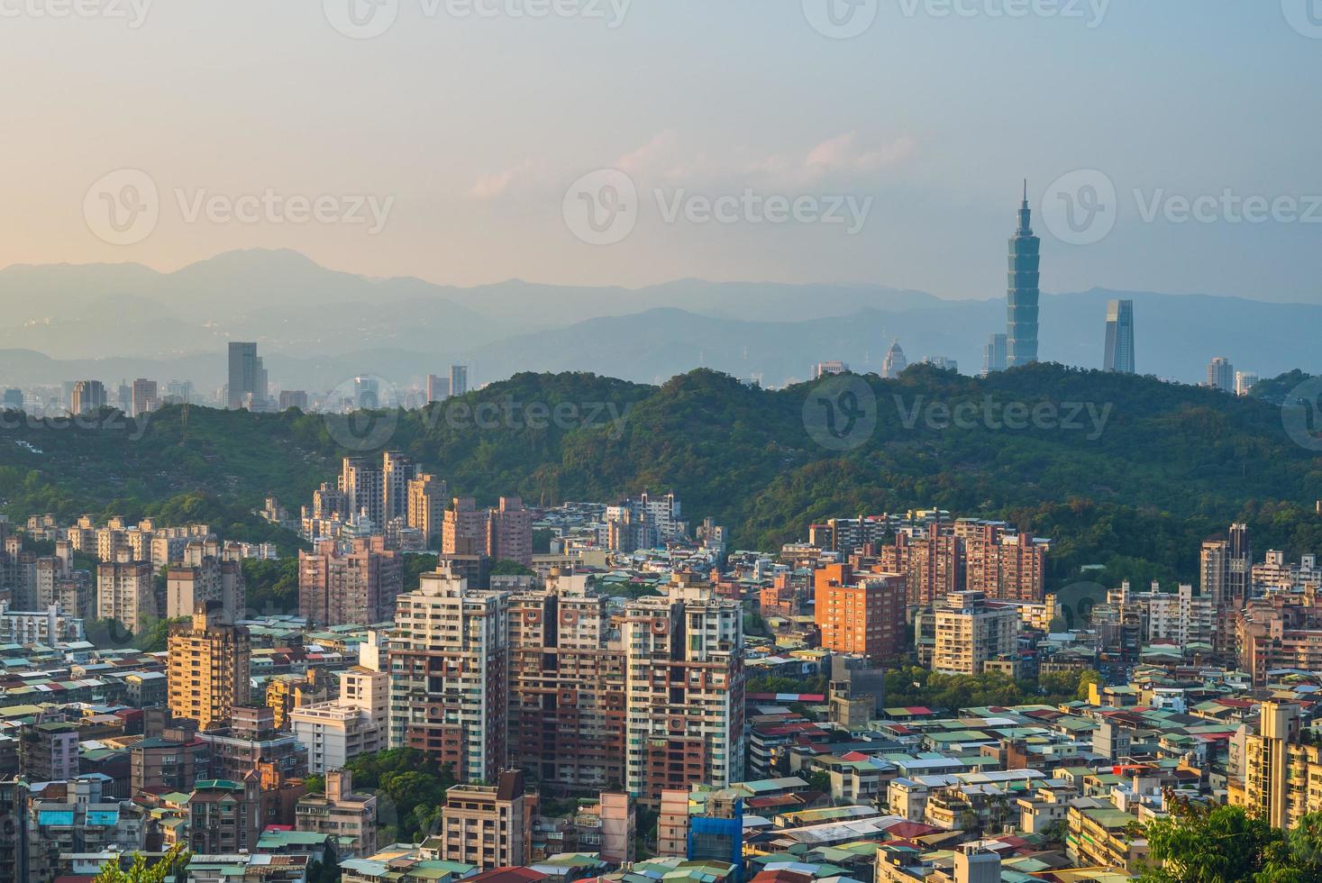 vista panoramica della città di taipei a taiwan foto