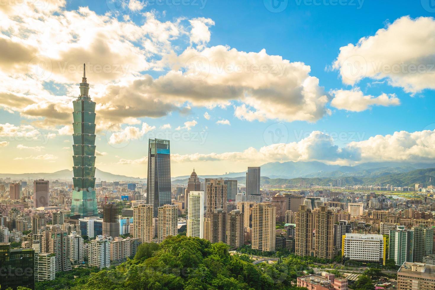 skyline della città di taipei a taiwan al crepuscolo foto