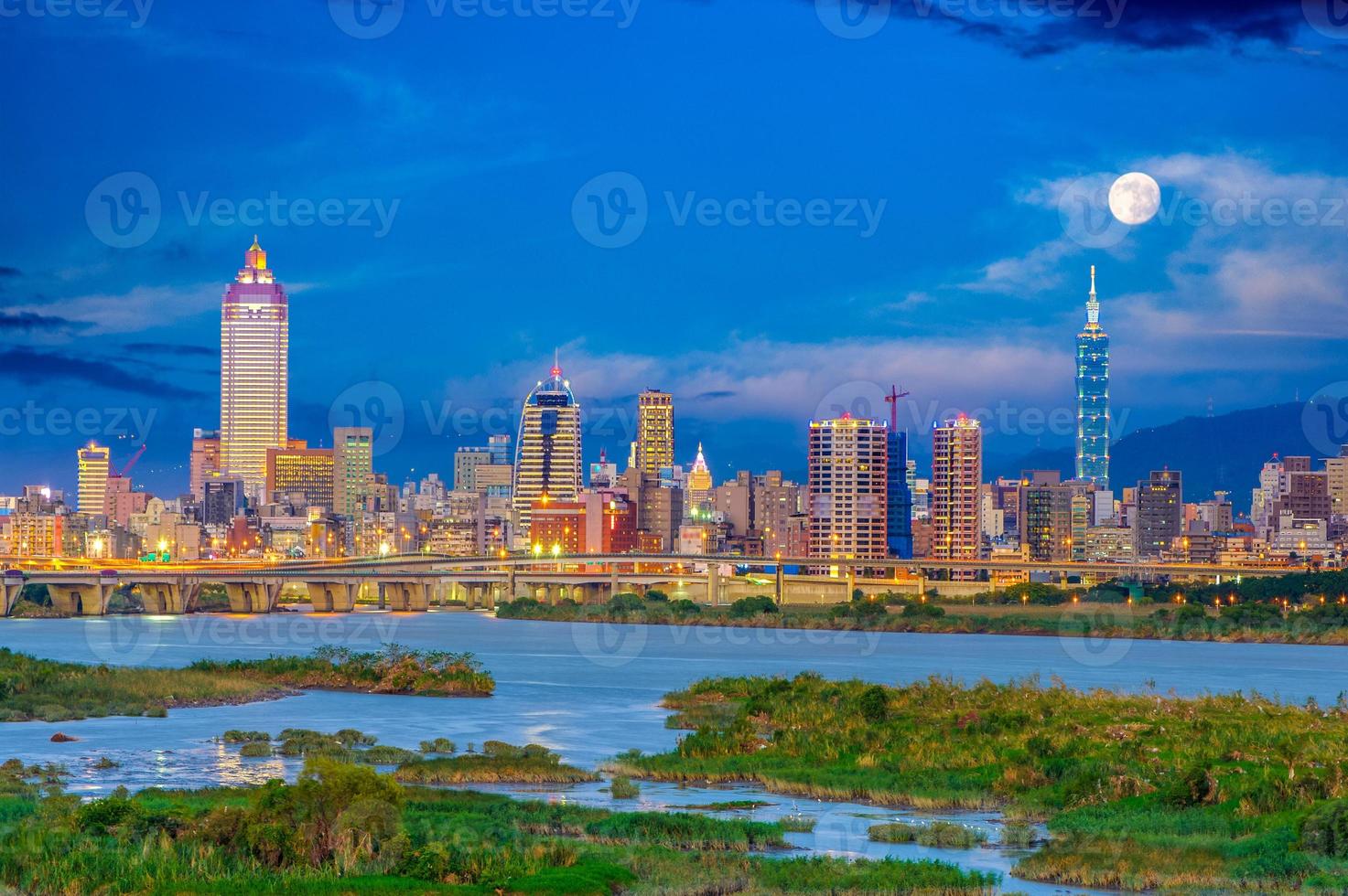 skyline della città di taipei in riva al fiume foto