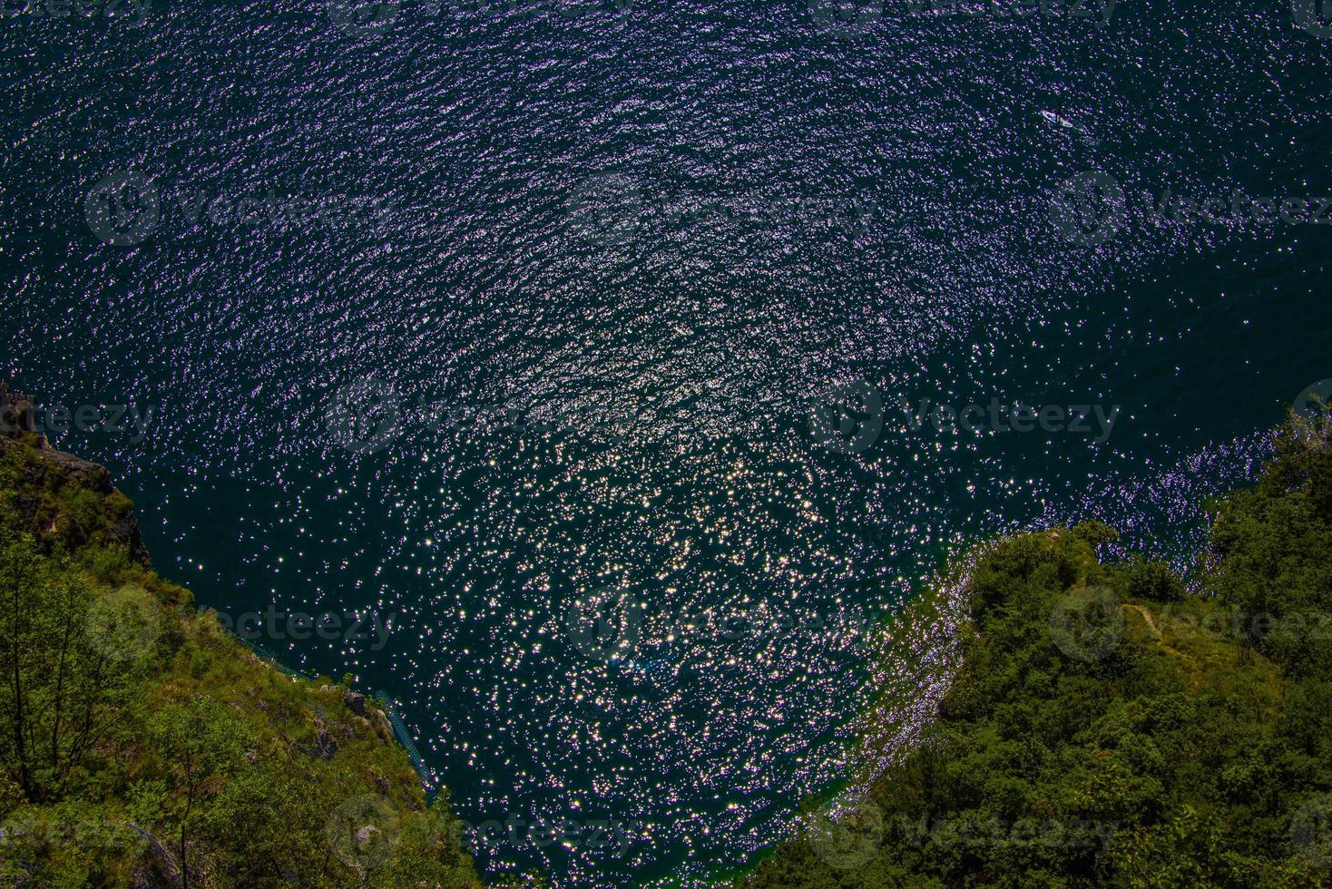 lago con canoa foto