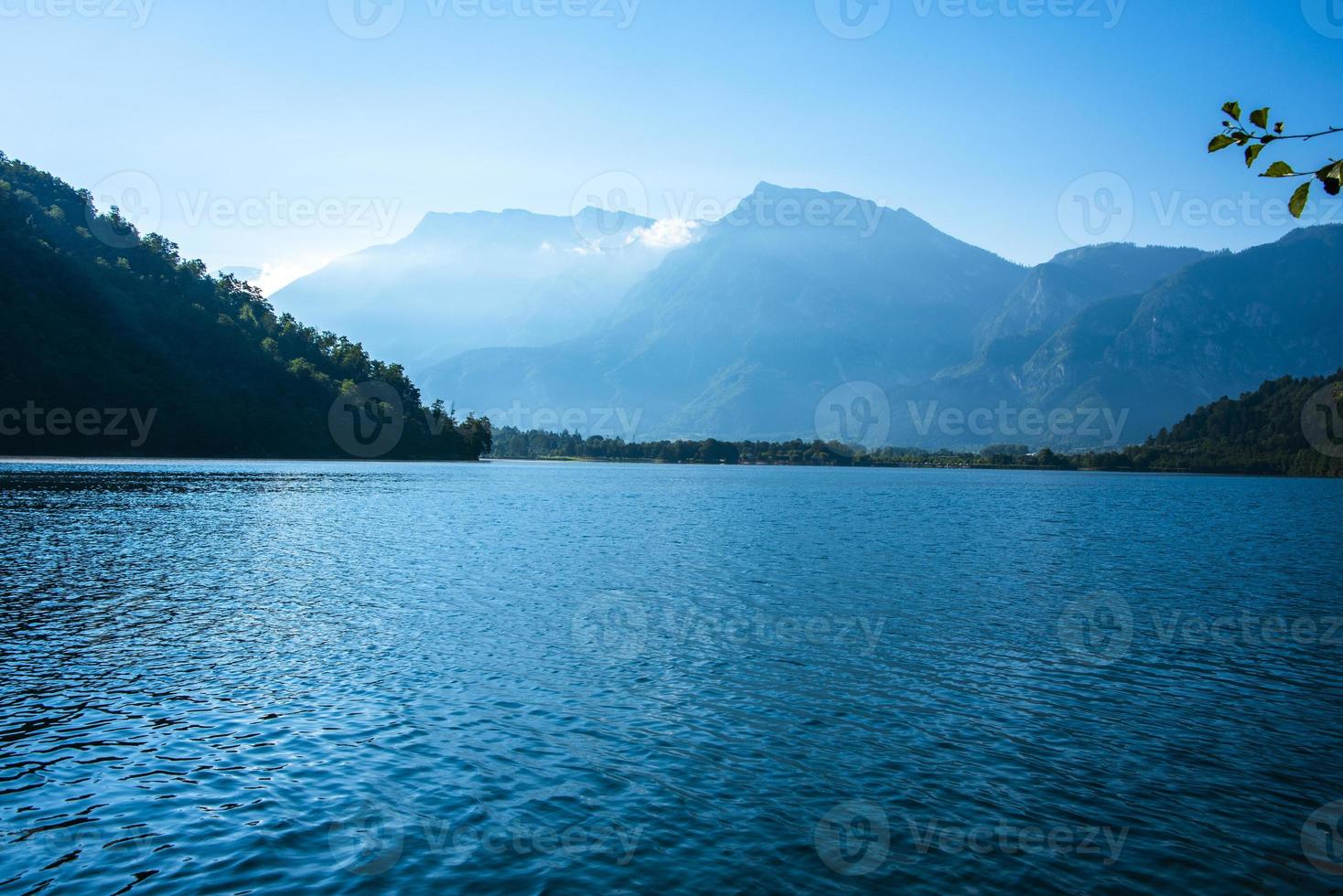 Lago di Levico con le montagne sullo sfondo a Trento, Italia foto