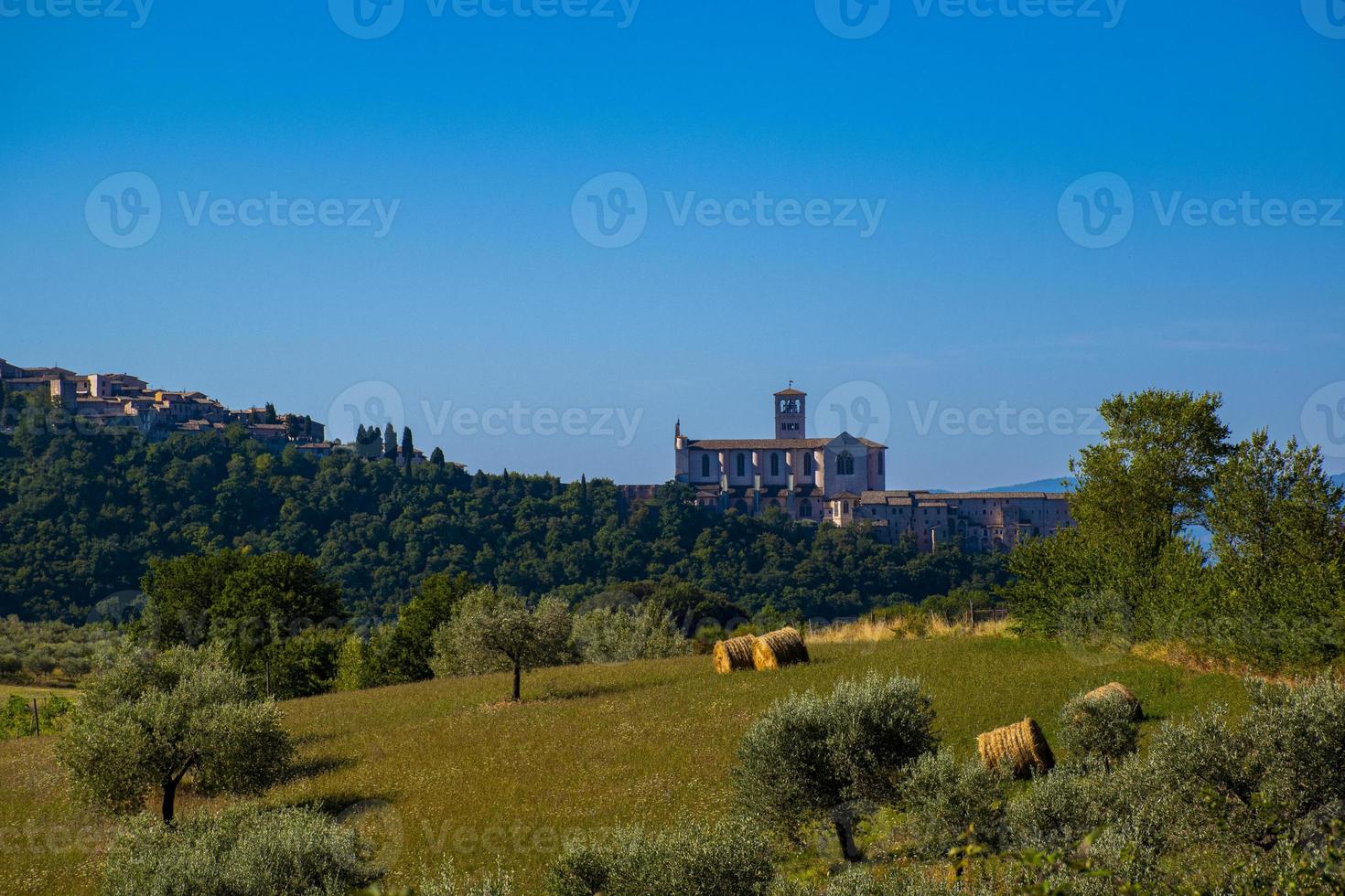 vista panoramica della basilica di assisi foto