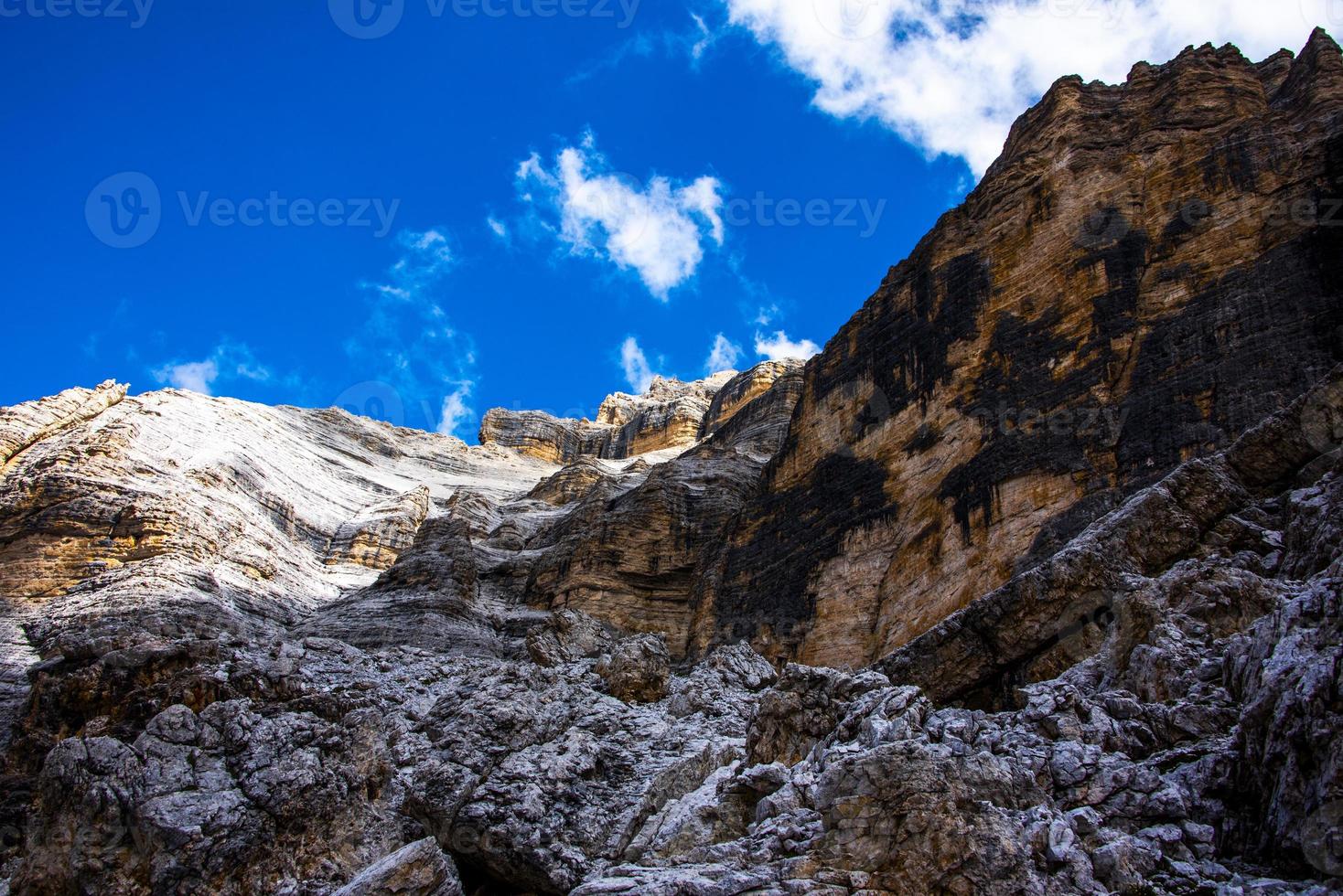 nuvole e cime dolomitiche foto