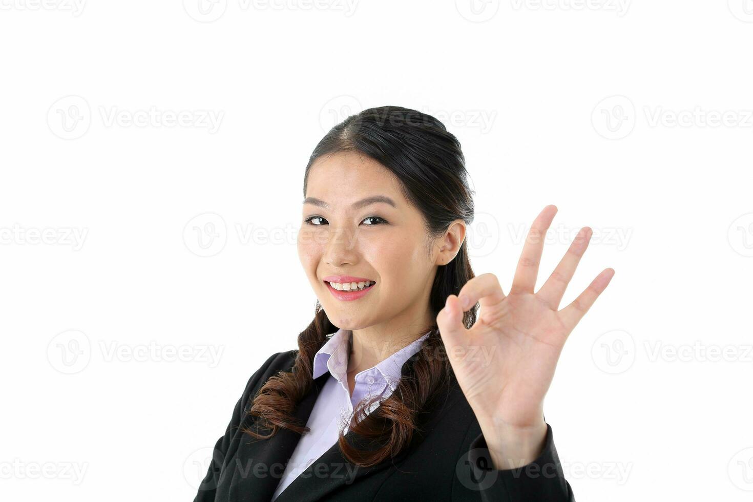sud-est asiatico giovane ufficio attività commerciale donna indossare completo da uomo ok dito cartello Sorridi espressione Guarda a telecamera su bianca studio sfondo foto
