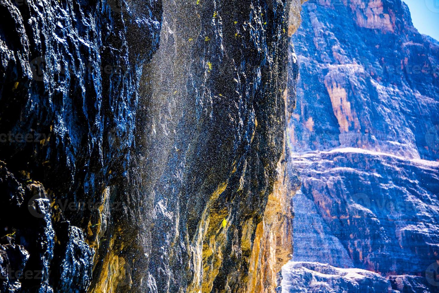 gocce d'acqua sulla roccia dolomitica foto