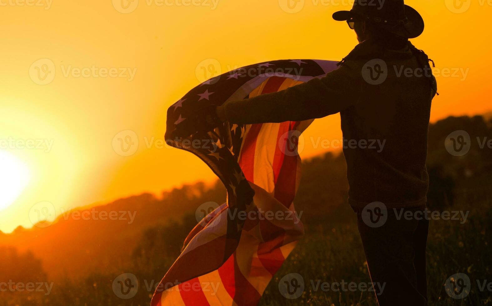 bandiera di il unito sta nel il mani di un' cowboy foto