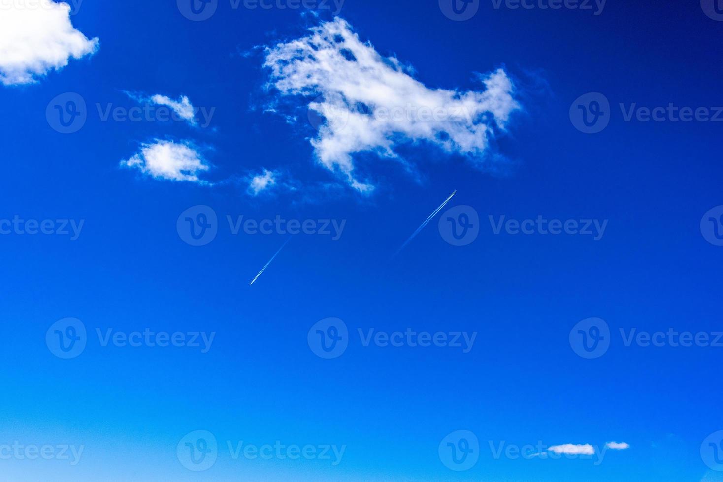 cielo blu con nuvole bianche sopra la val di zoldo, belluno, italia foto