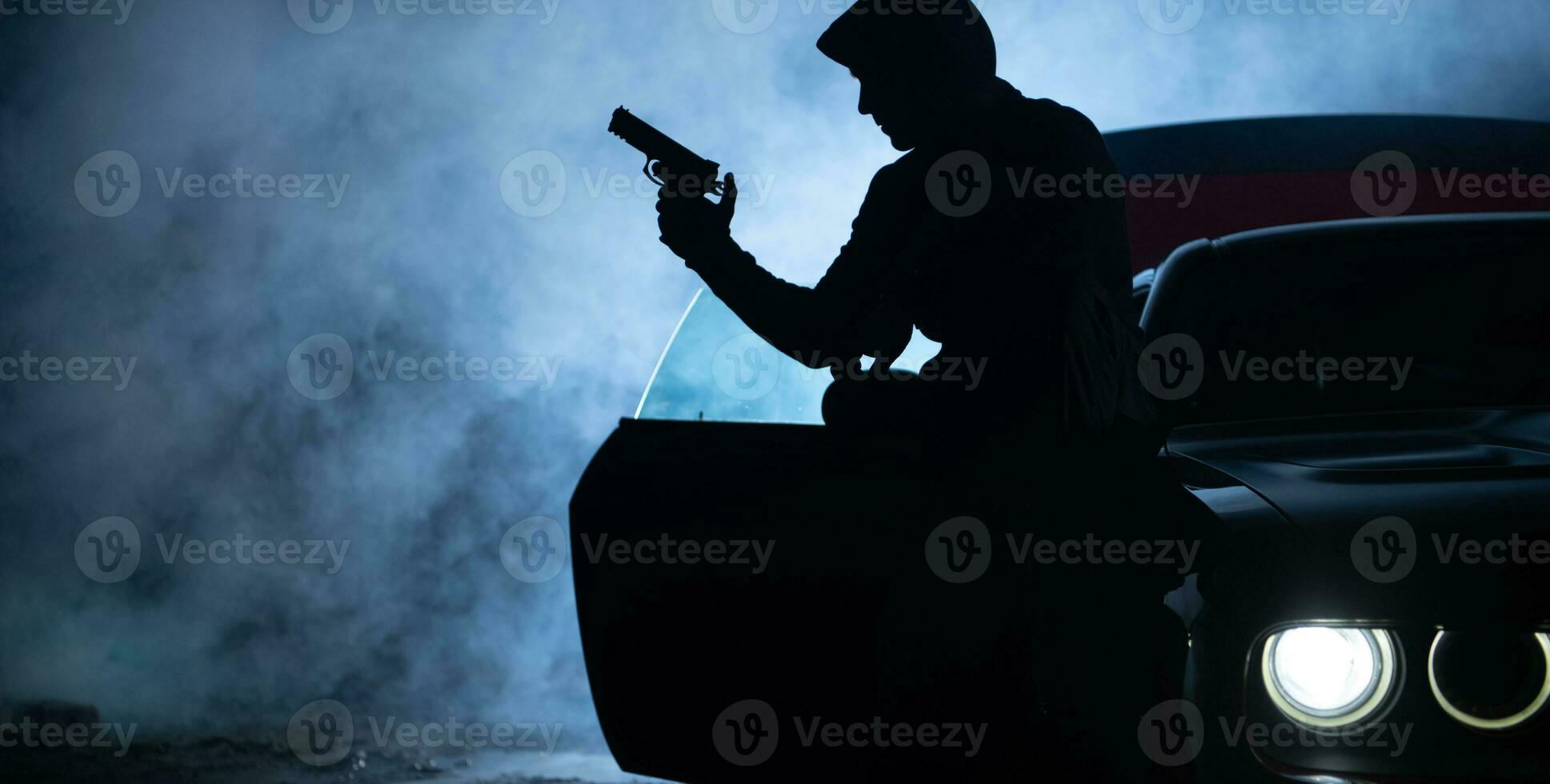 bandito con un' pistola su il strade durante nebbioso buio notte foto