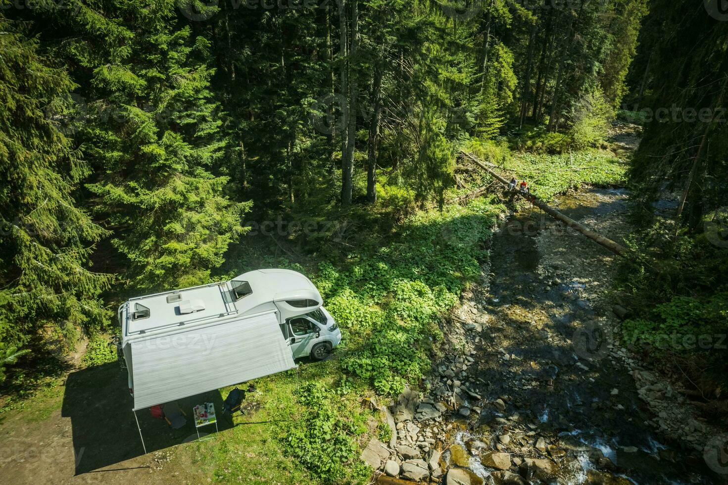 rv in profondità nel il boschi foto