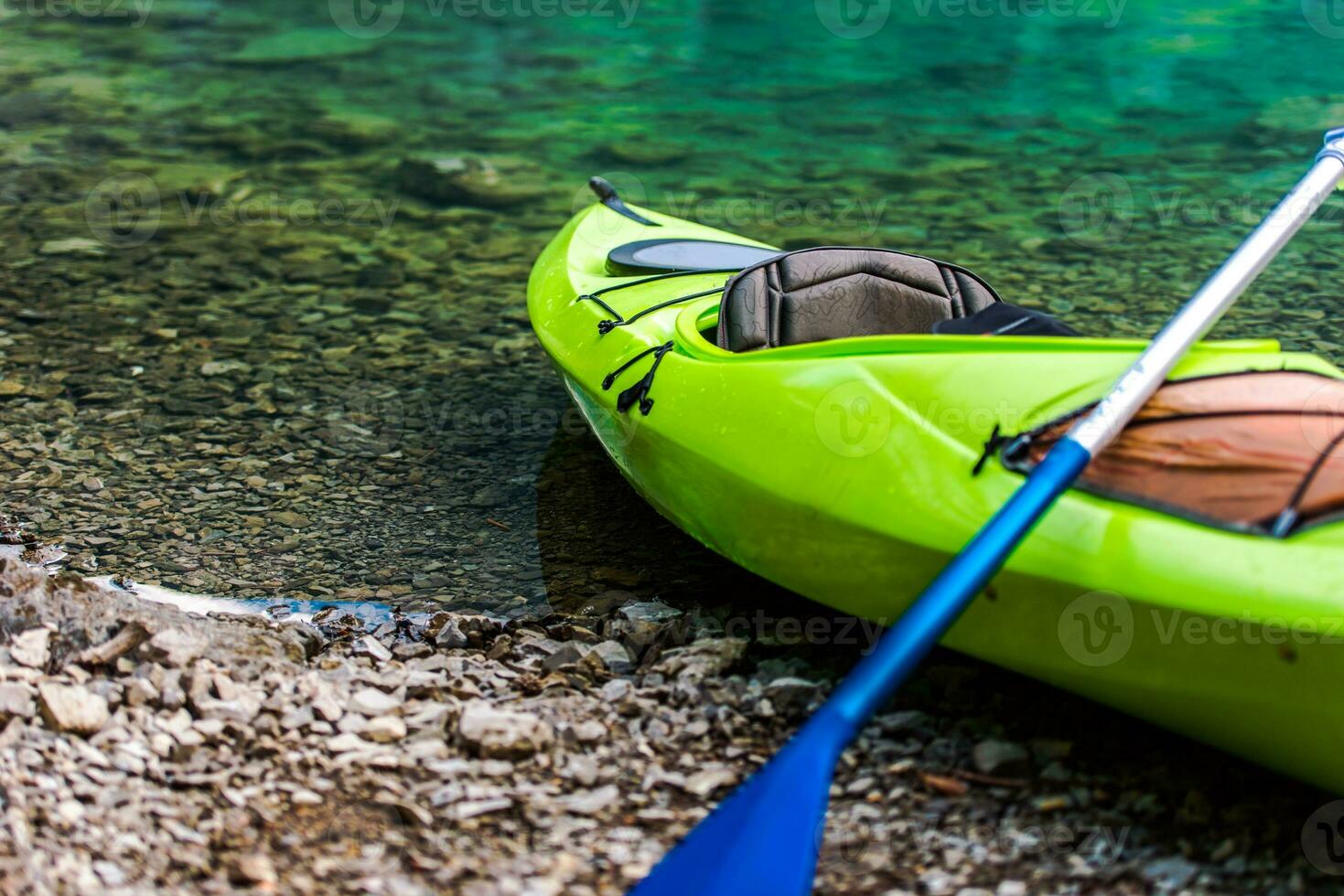 kayak su il lago foto