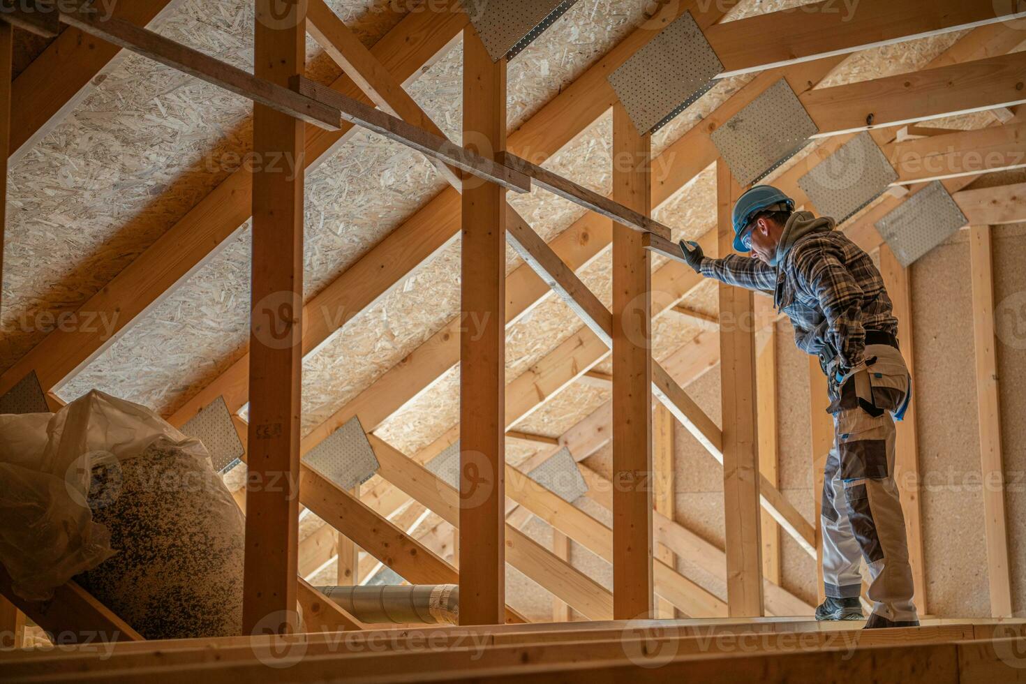 lavoratore controllo su di legno Attico e tetto struttura foto