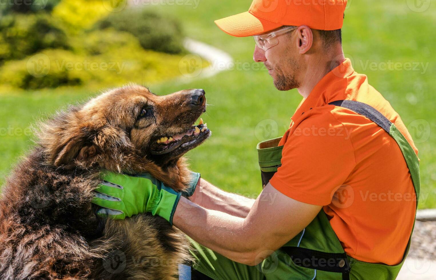 giardiniere e il suo cane foto