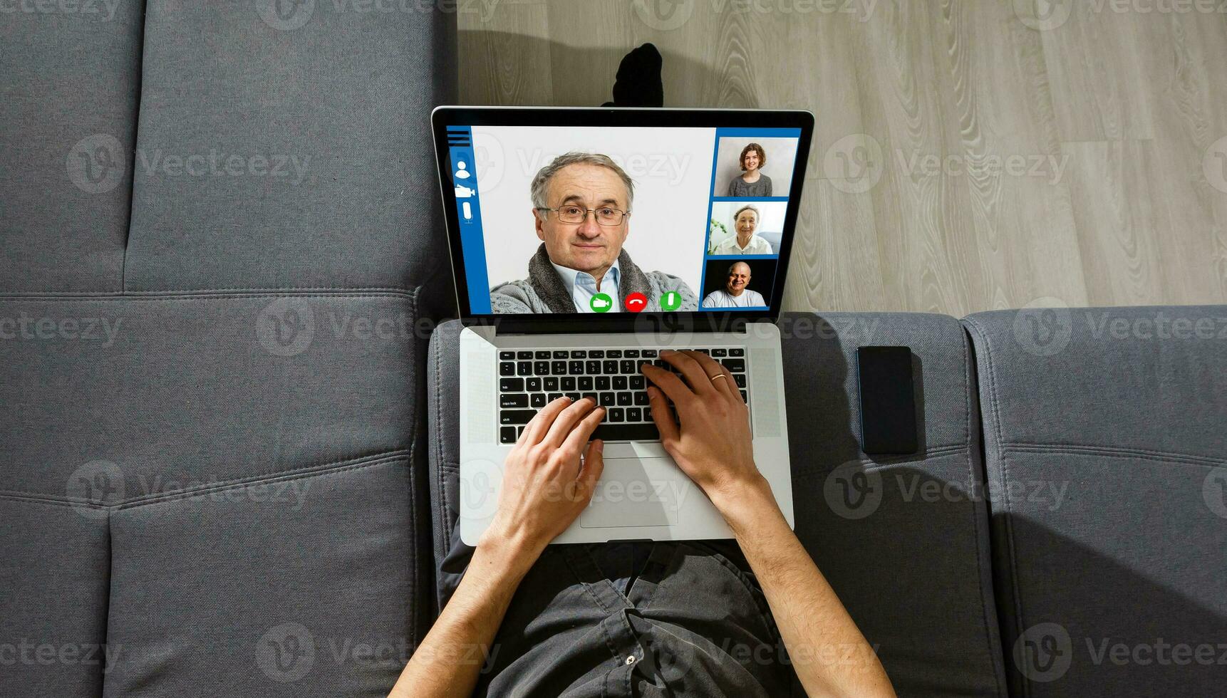 avvicinamento di uomo d'affari video conferenza su il computer portatile a scrivania nel ufficio foto