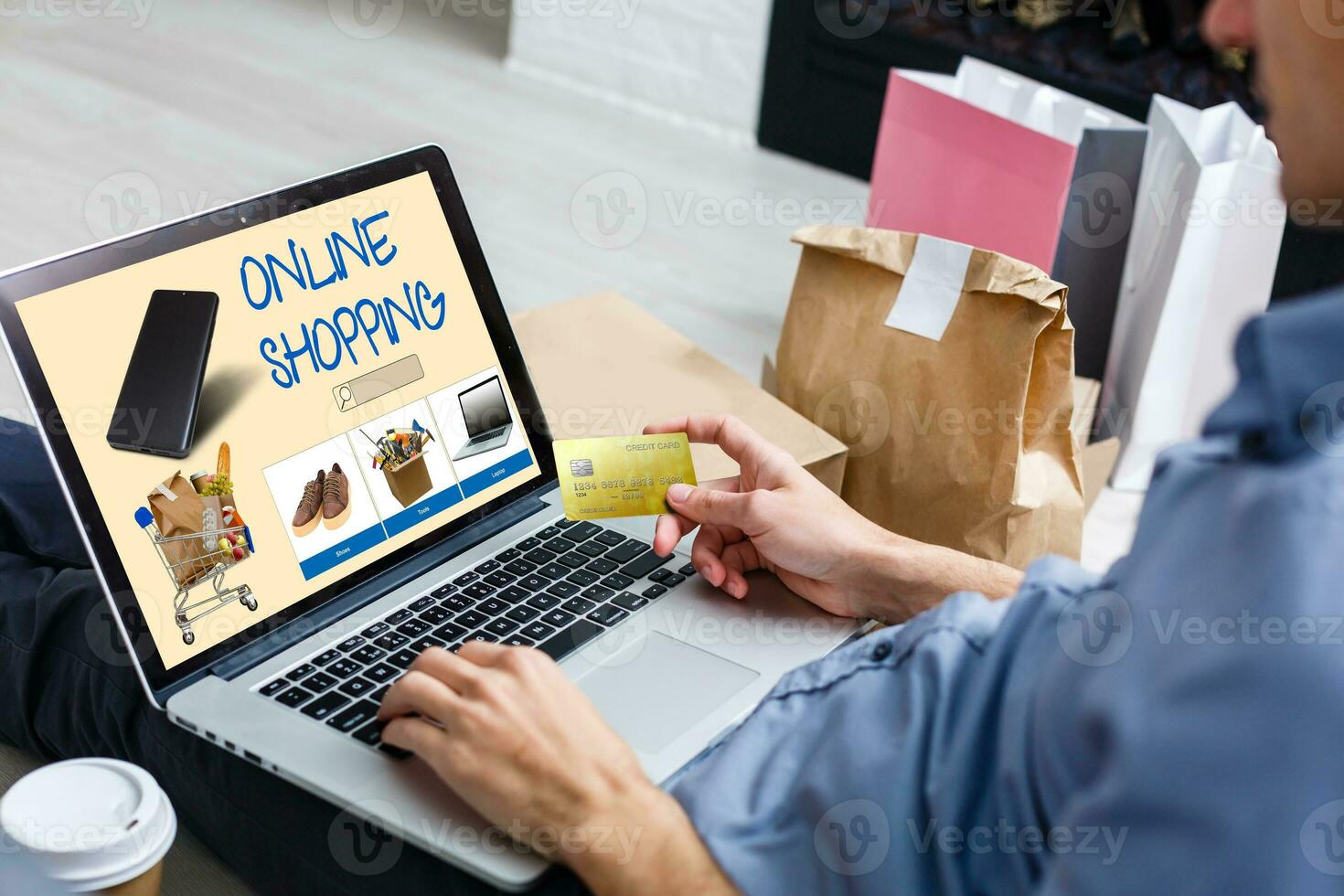 uomo d'affari utilizzando il computer portatile con in linea shopping applicazione su un' schermo foto