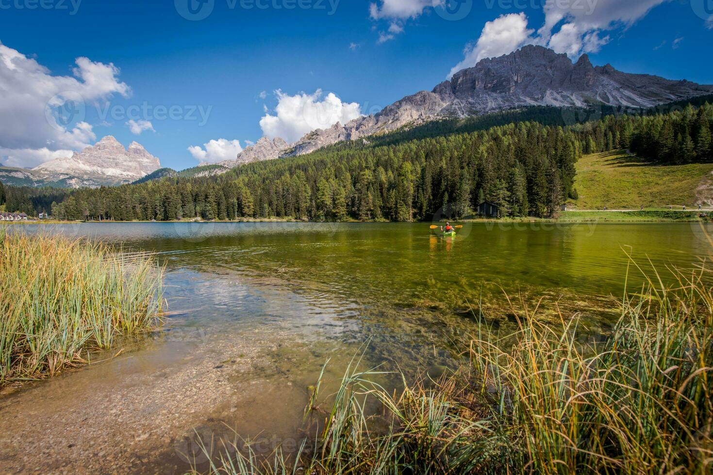 uomo nel canoa godendo estate su italiano lago misurina. foto