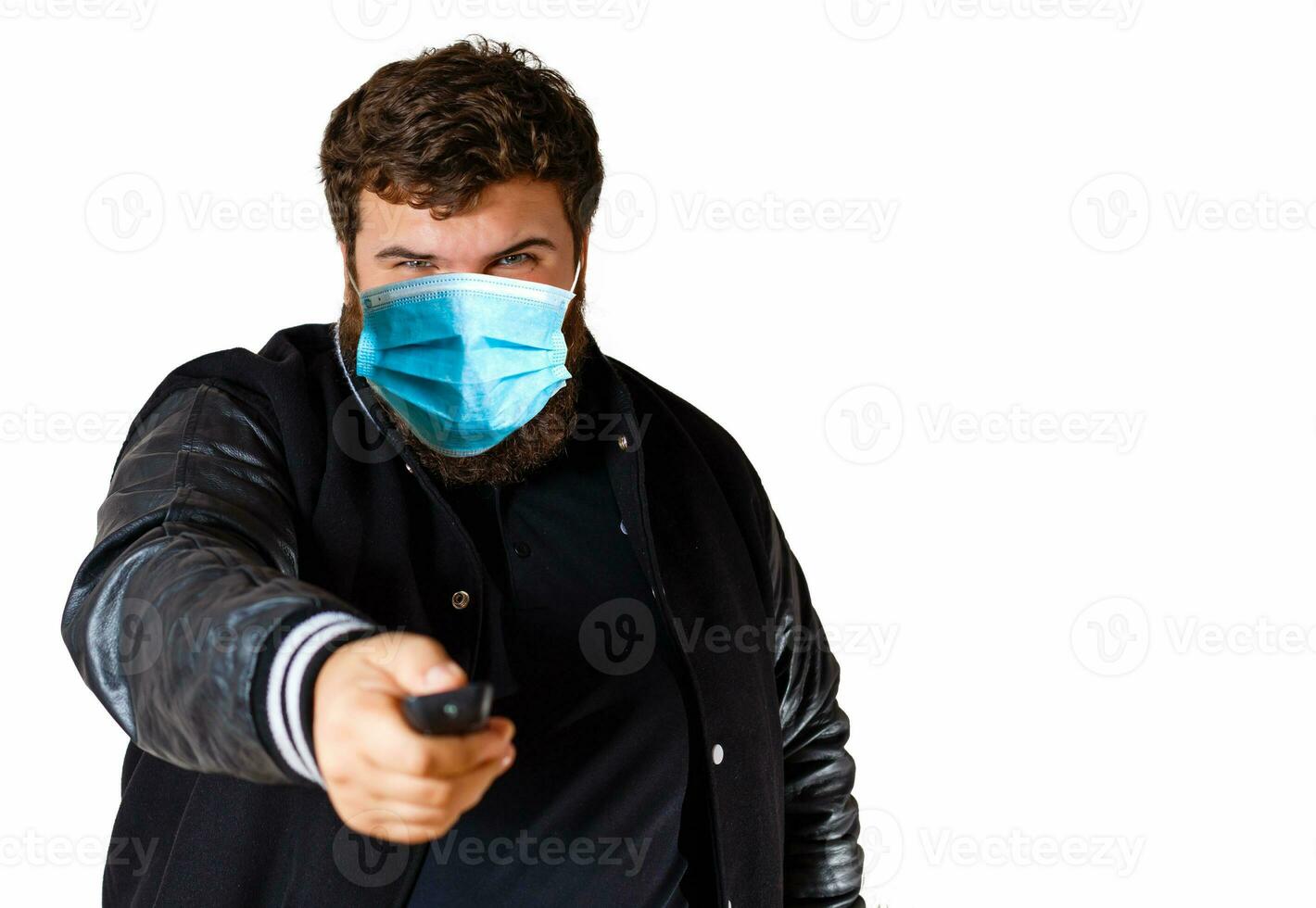 ritratto di un' uomo impaurito di covid19. impaurito uomo sta nel protettivo medico maschera contro virus e infezioni. coronavirus 2019-ncov covid-19 concetto. foto