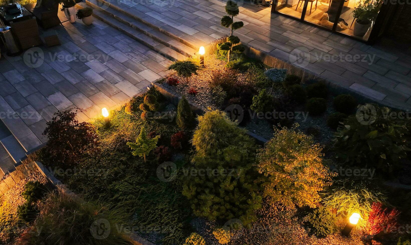 professionalmente paesaggistico e illuminato giardino nel il sera foto